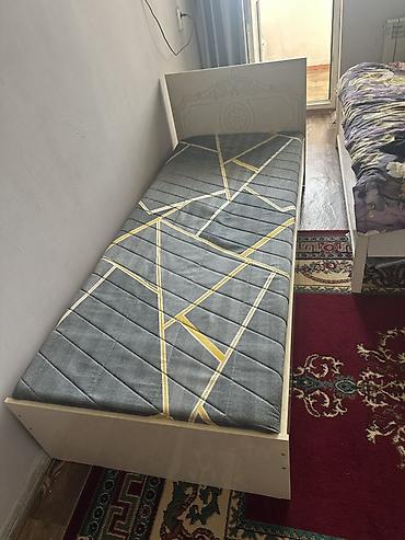 детская кровать машина с матрасом: Односпальная кровать с высоким изголовьем и бортиком у изножья. - — 1