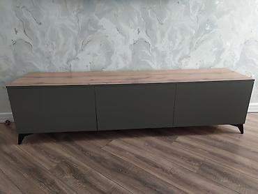 döşəmə: Minimalist TV altlığı / media konsolu - Üst panel: təbii ağac — 1