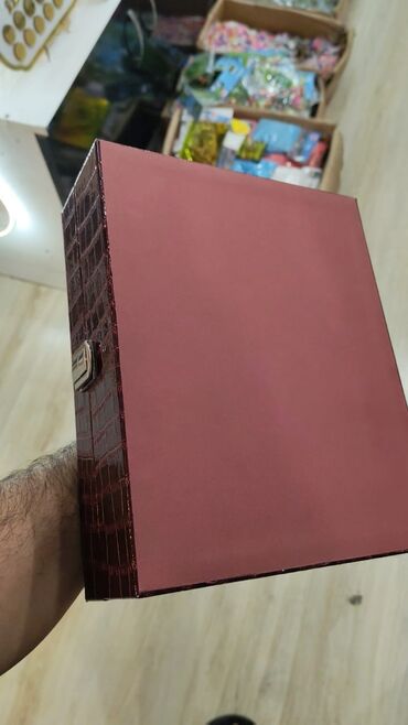 Məktəb çantaları: 6 ededli dəri saat.qâblari 35 AZN.qehveyi dördbucaqli 50 azn. 10 — 2