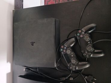 dinamiki: PlayStation 4 konsolu iki ədəd "DualShock" pultu ilə birlikdə. Pultlar