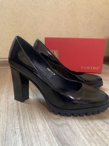 обувь жен: Туфли Basconi, 39, цвет - Черный