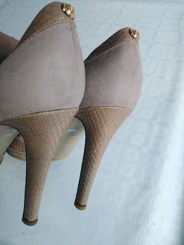 Salonke: Salonke, Guess, 37 — 9