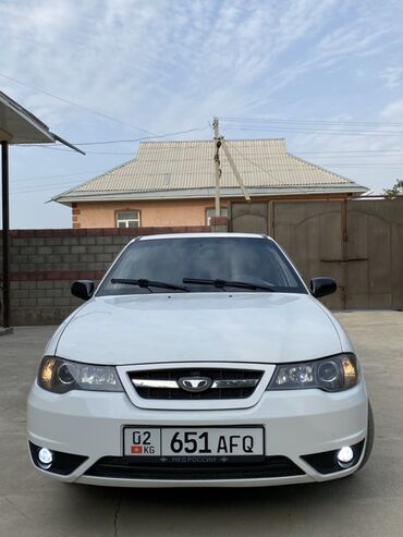 купить chery tiggo: Белый седан Daewoo Nexia с четкими линиями кузова и крупными фарами