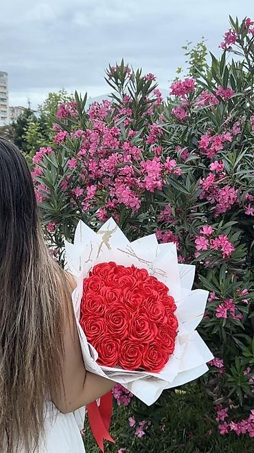 qizil güller: Qırmızı güllərdən ibarət bükme buket - Tərkib: sıx formada düzülmüş — 3
