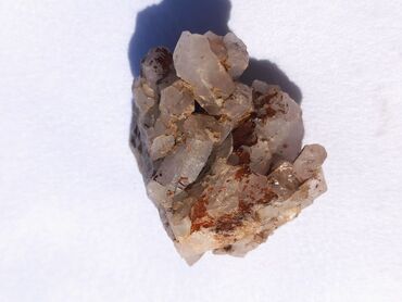 Kristali i minerali: Ovaj prirodni mineralni uzorak prikazuje kombinaciju zemljanih tonova — 17