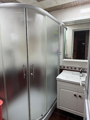 Otaqların satışı: 3 otaqlı mənzil – interyer və mebel ilə - Yataq otağı: geniş pəncərə — 1
