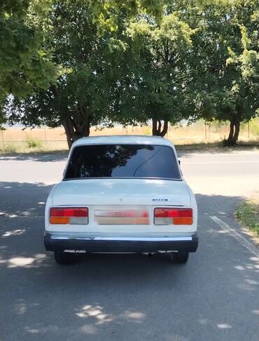 VAZ (LADA): VAZ 2107, ağ rəngdə sedan Xüsusiyyətlər: - Kuzov: 4 qapılı sedan, ağ — 4