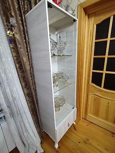 şkaflar: Şüşəli vitrin dolabı - Material: Laminat korpus, ön tərəf tam şüşə; — 2