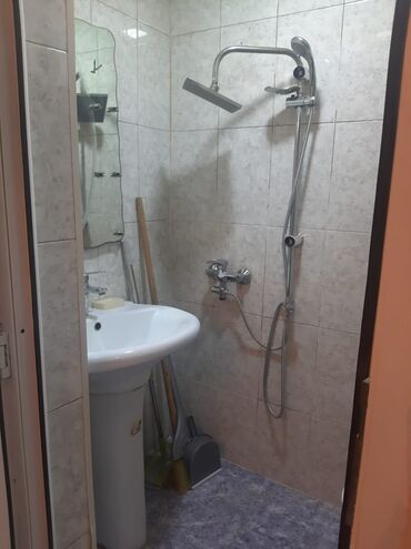 Mənzil kirayələyirəm: 1 otaqlı studiya tipli mənzil interyeri - Geniş zal və pərdə ilə — 8