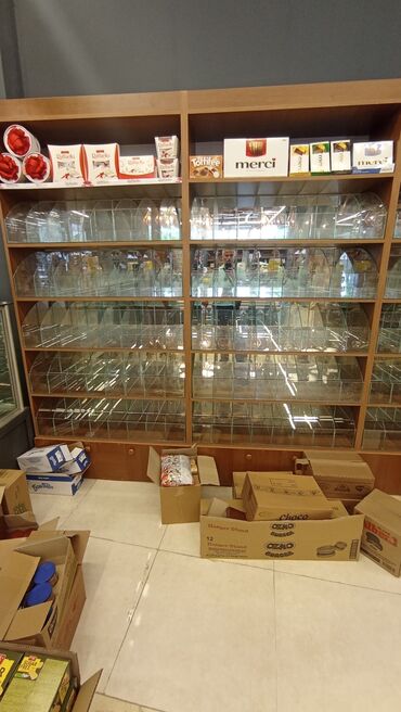 Mebellərin yığılması: Konfet və çərəz üçün vitrinlər sifarişlə hazırlanır — 21