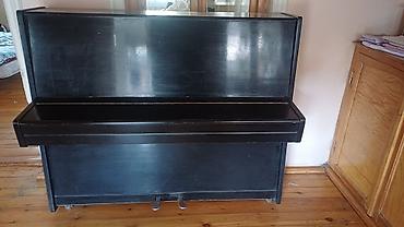 Qara rəngli, klassik üslubda akustik pianino. Korpus upright tipdədir