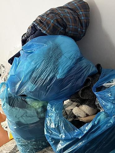 Kişi geyimləri: Qarışıq geyimlərlə dolu böyük paketlər Məhsul təsviri: - Bir neçə iri — 1