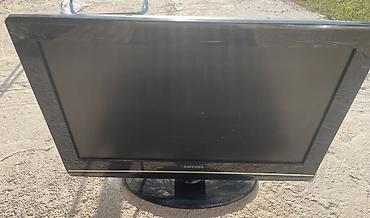 lcd: LCD телевизор Samsung, диагональ около 22–24". Модель серии LE — 1