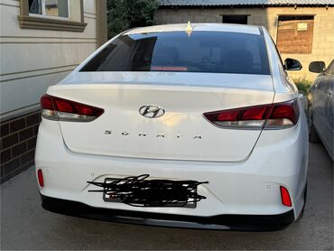 дом на обмен: Современный седан Hyundai Sonata белого цвета, оснащенный широкой