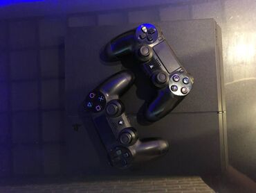 playstation 4 nece manatdir: Ideal veziyyetdedir pultarinin her ikisi orjinaldi ve ustada olmayib