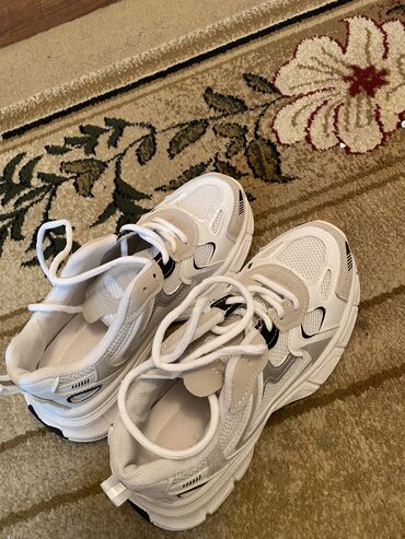 обувь белая: Все кроссовки 37 размер,последние 34 размер.Новые,хорошее