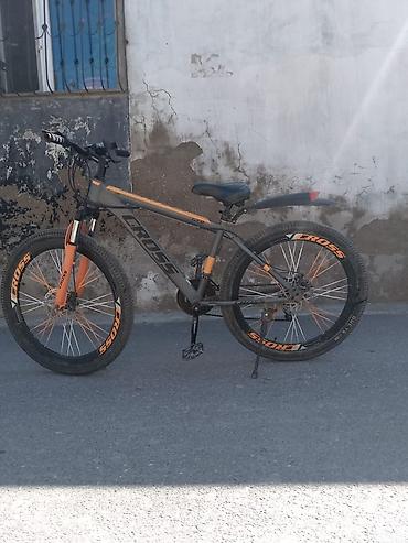 Velosipedlər: CROSS dağ velosipedi - Çərçivə: yüngül alaşımlı, gri-narıncı rəng — 2