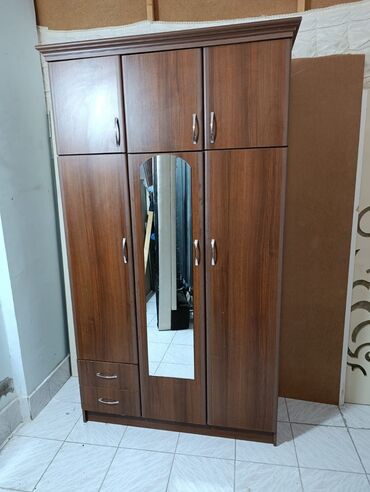 Divan və kreslo dəstləri: Dolab satılır təcili 75₼. Yaxşı vəziyyətdədir. Ünvan Həzi Aslanov