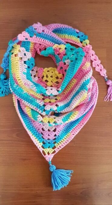 Dəstlər: Əl işi toxunma uşaq geyimləri və aksessuarları. Hər biri sifarişlə — 47