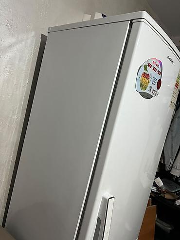 mini refrigerator: Холодильник SHIVAKI, двухкамерный, белый цвет. Нижняя морозильная — 4
