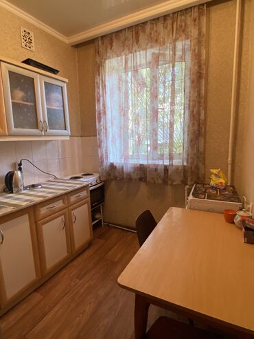 срочно продаётся 1 комнатная квартира в районе ошского рынка по улице молодая гвардия токтогула: 1 бөлмө, 30 кв. м, Жеке план, 1 кабат, Косметикалык ремонт
