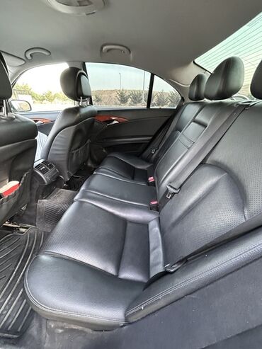 Mercedes-Benz: Mercedes-Benz E-Class sedan (W211) – qara rəngdə, klassik dörd qapılı — 4