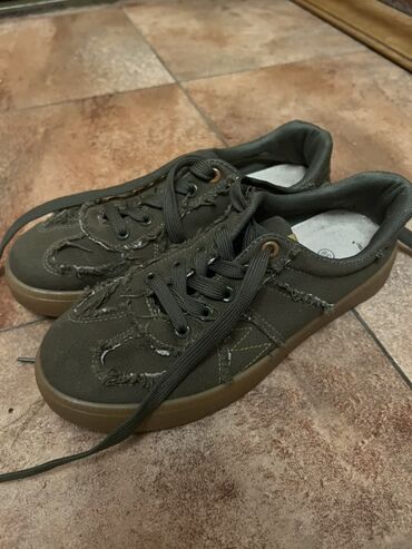мужская обувь в баку: - Məhsul: Unisex krossovka - Rəng: Zeytun-yaşıl (khaki), qəhvəyi (gum)