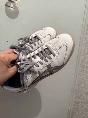 кроссовки 46 размер: Кроссовкалар, 40, Asics, Колдонулган, түсү - Ак, Өзү алып кетүү