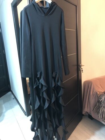 böyuk bədən: Qara rəngli uzun paltar - Model: Uzun, düz kəsimli, kapüşonlu - Rəng