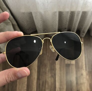Eynəklər: Qızılı rəngdə, damcı formalı linzalara malik aviator üslublu gün