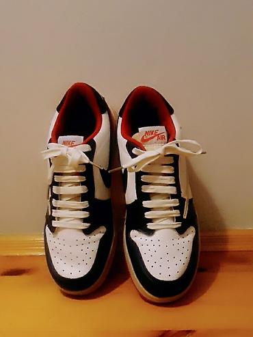 Digər idman və istirahət malları: Ag rengli, qirmizi ve qara detallari olan Nike air idman ayaqqabilari — 4