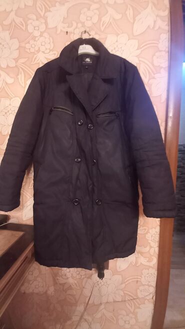 Paltolar: Kişi üçün uzun gödəkçə/palto tipli üst geyimi. - Rəng: tünd (qara). -