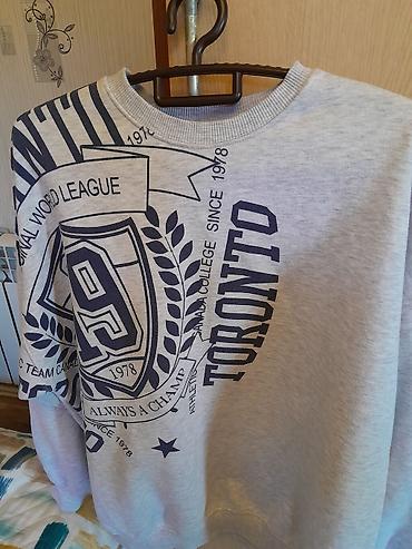topdan geyim: Bershka sweatşört - Rəng: açıq boz (melanj) - Model: ön hissədə iri — 2