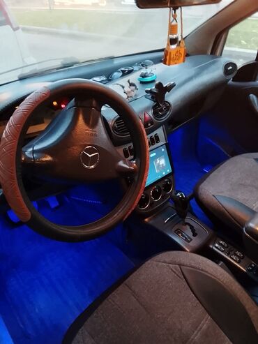 Mercedes-Benz: Mercedes-Benz A-Class A160, ağ rəngli kompakt hetçbek. Texniki və — 7