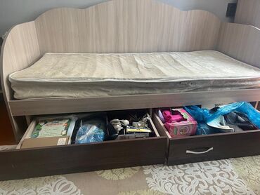 постельное бельё для подушки: Кровать с мягким матрасом и изголовьем с плавными очертаниями. Под