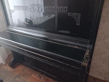 mini piano: Upright piano – klassik qara rəngdə, dekorativ oyma naxışlı ön panel — 3