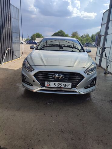 машины хундай: Автомобиль Hyundai Sonata серебристого цвета. Седан среднего размера с