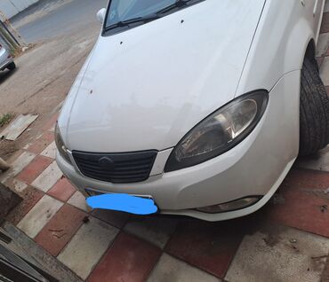 VAZ (LADA): Ağ rəngli sedan, 4 qapılı, kompakt və ailə üçün rahat kuzov. Qara