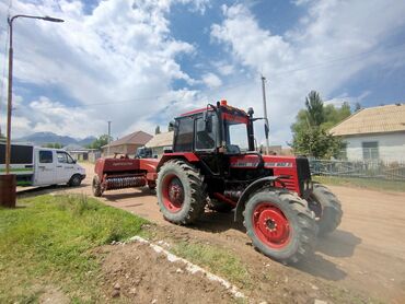оборудование гбо: Трактор МТЗ-892.2 красного цвета, предназначенный для