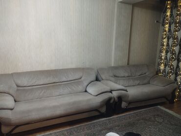 стол с диваном: Прямой диван, цвет - Бежевый, Б/у