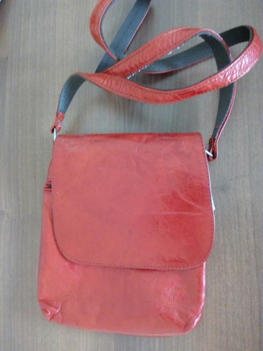 guci tasna i sandalete: Tasna kozna,crvena 23x20cm,koristena ali kao nova