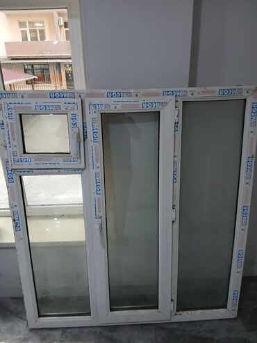 Beton və beton məmulatları: Ağ rəngli PVC materialdan hazırlanmış, üç şüşəli pəncərə. Pəncərə bir