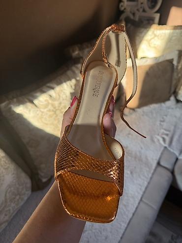 ysl salonke: Ženske sandale sa blok petom – bronzano/narandžaste, efekat zmijske — 2