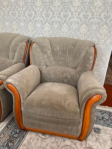Комплекты мягкой мебели: Советский двухместный диван с двумя креслами, состояние хорошее, нигде — 2