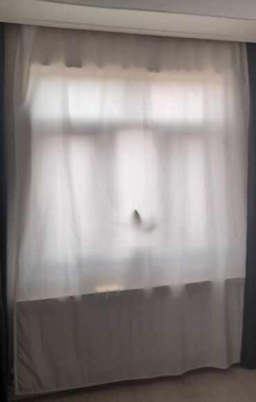 Pastel dəstləri: Pəncərələri örtmək üçün ideal olan, otağa işıq keçirən şəffaf pərdə