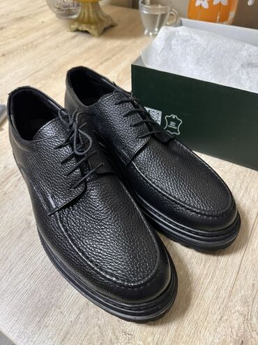 Ayaqqabılar: Türkiyədən sifariş olunub təmiz dəridir yumşaq rahat ayaqqabıdır. Ölçü — 2