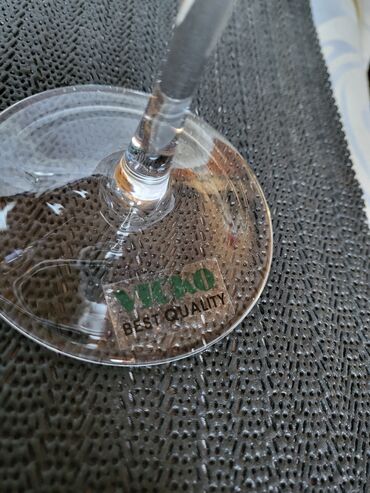 Čaše: Case nove za vino iz 2009g. Sve na casama odsjaj od svetla. Komada 6 — 8