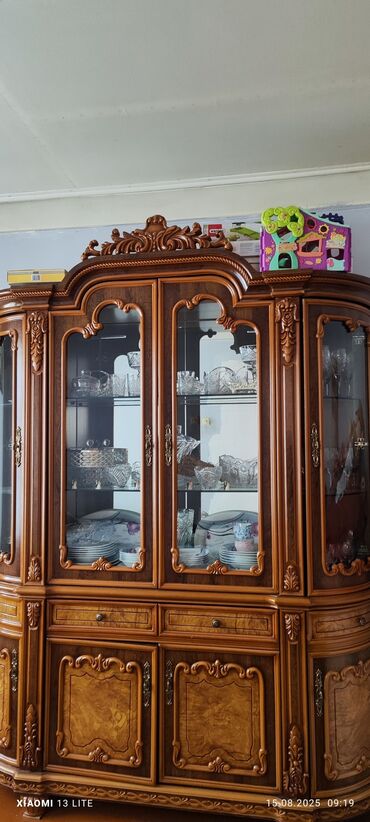 döşəmə taxtası: Açılan, 6 qapı Düz dolab, Bufet