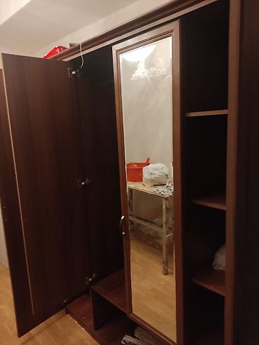 Mebel: Tamamilə işlək vəziyyətdədir və bütün çəkməcələri var. Çox az müddət — 4