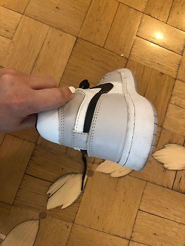 Krasofkalar və idman ayaqqabıları: Nike Ağ–boz rəng kombinində, qara “Swoosh” loqolu yüksək boğazlı — 13